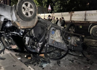 Angry crowd wrecks conscription vehicle in Ukraine (VIDEO)